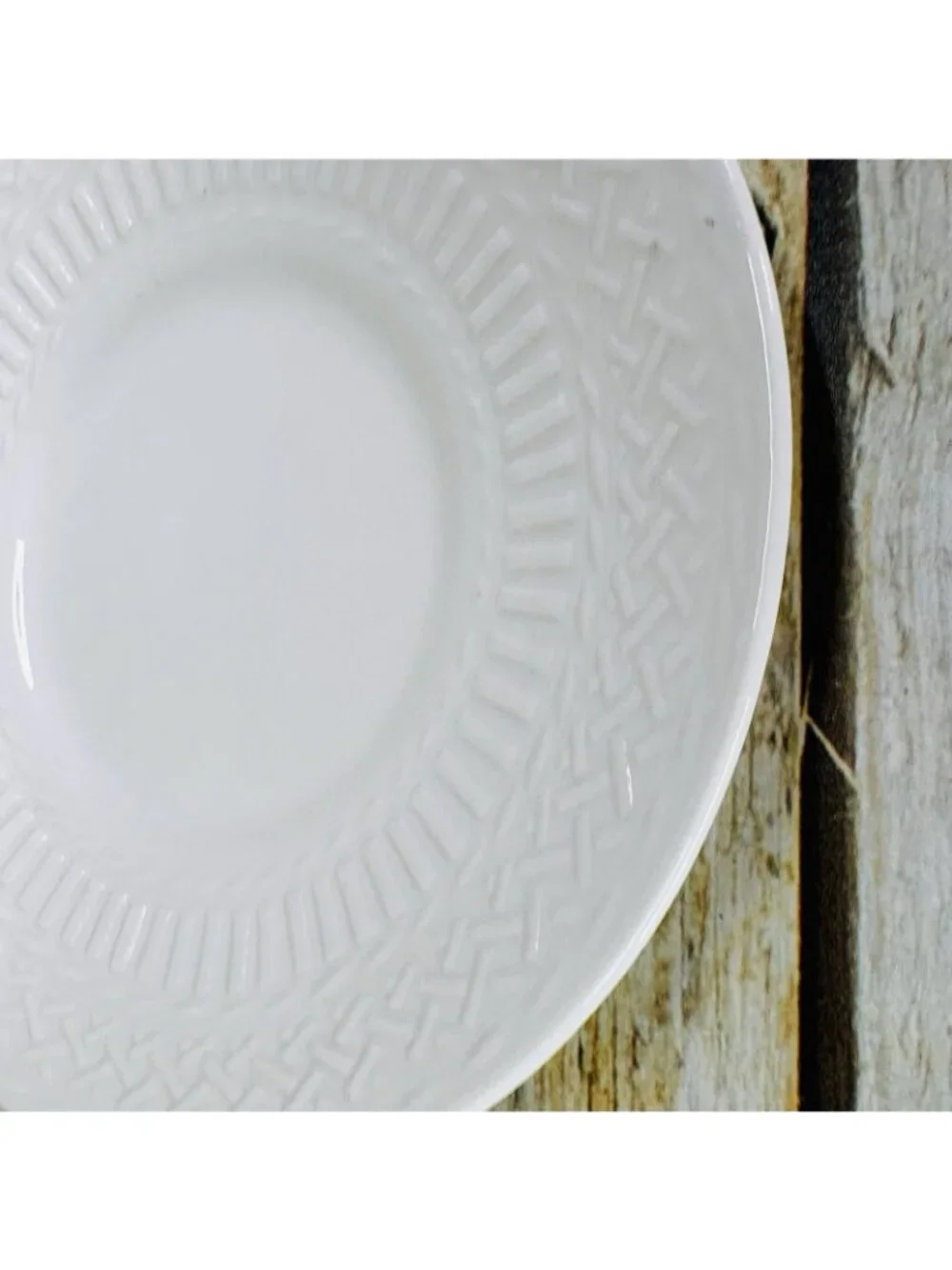 Livingquarters LIQ10 White Embossed Basketweave Lines Round 6.25